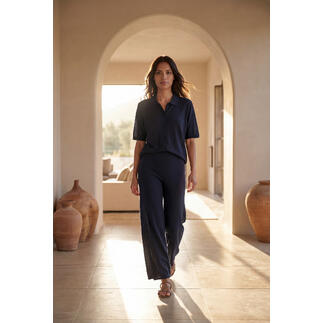 Blouse en tricot Tencel soie navy, élégante avec des jambes larges dans un espace chic.