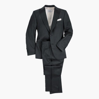 Veste de smoking noire avec un pantalon assorti sur fond blanc.