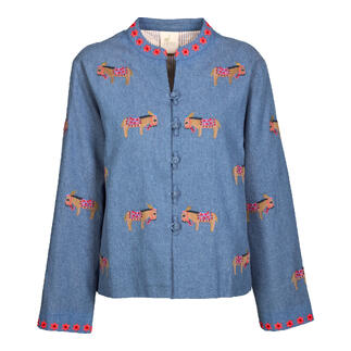 Veste en jean brodée en bleu avec un design nostalgique.