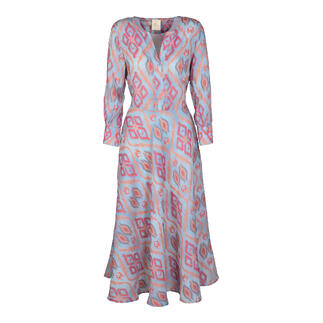 Robe Ikat colorée avec manches longues sur fond blanc.