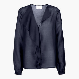 Chemisier en Musselin de lyocell bleu foncé avec une coupe décontractée et un col drapé sur un fond blanc.