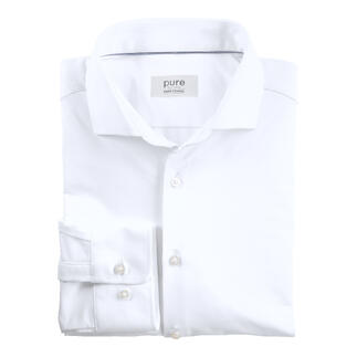 Chemise blanche en taille 38 avec manches longues et boutons classiques.