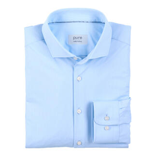 Chemise fonctionnelle bleu clair, soigneusement pliée et prête à porter.