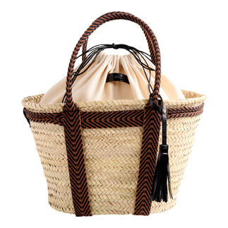 Panier en osier avec un intérieur beige et des accents noirs