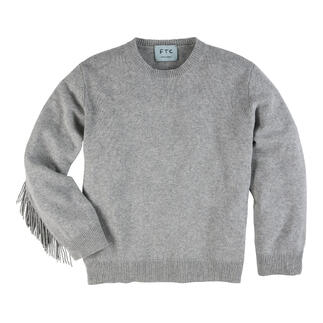 Pull gris avec des franges de FTC sur un fond blanc.