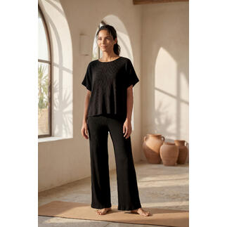 T-shirt de yoga noir avec une coupe ample et décontractée dans le studio