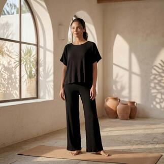 T-shirt de yoga noir avec une coupe ample et décontractée dans le studio