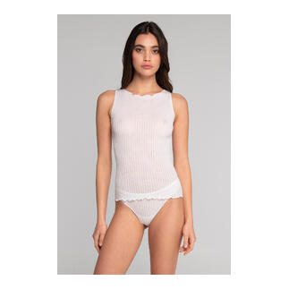 Femme en top en côtes blanches Oscalito et lingerie sur fond noir