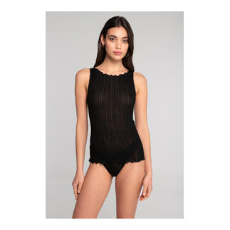 Femme en top en côtes noires Oscalito et lingerie sur fond noir