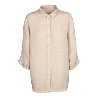 Chemise en tissu léger de couleur sable.