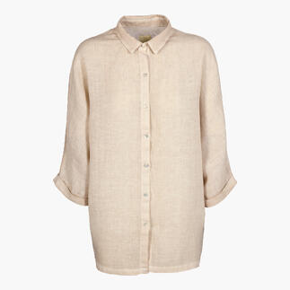 Chemise en tissu léger de couleur sable.