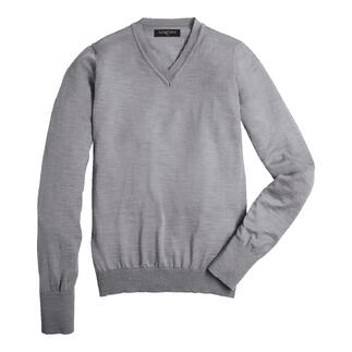 Pull à V gris pour hommes, sur fond blanc.