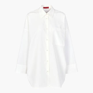 Chemise d'été oversize en blanc avec coupe droite.