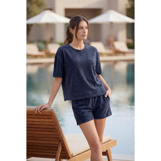 T-shirt en éponge bleu foncé, taille 36, porté par une femme près de la piscine.