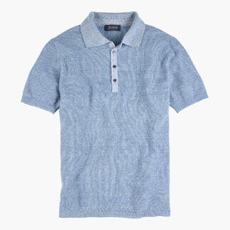 Polo tricoté bleu foncé avec une courte patte de boutonnage.