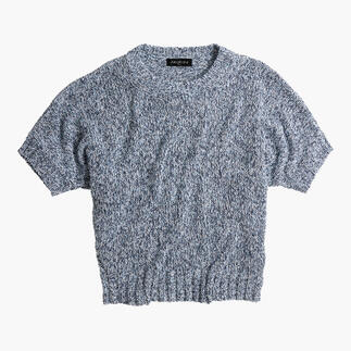 Pull bleu mélangé à manches courtes, structure tricot douce.