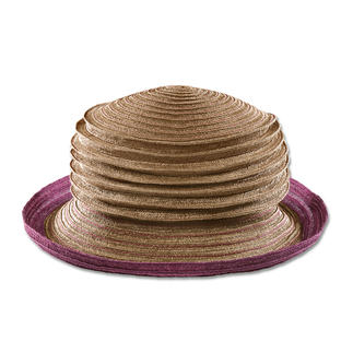 Chapeau accordéon beige sur fond blanc.