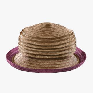 Chapeau accordéon beige sur fond blanc.