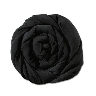 Écharpe noire, artistiquement enroulée.