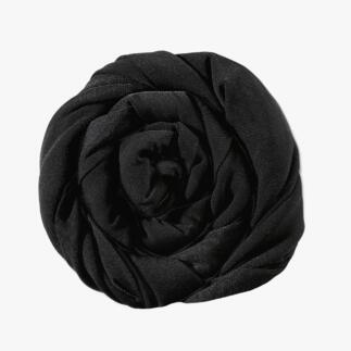 Écharpe noire, artistiquement enroulée.