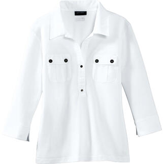 Blouse blanche avec fermeture à boutons et poches poitrine sur un fond blanc.