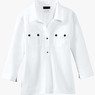 Blouse blanche avec fermeture à boutons et poches poitrine sur un fond blanc.