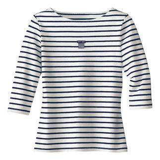 T-shirt breton blanc à rayures bleues avec un petit logo au niveau de la poitrine.