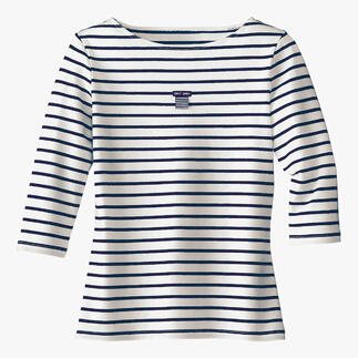 T-shirt breton blanc à rayures bleues avec un petit logo au niveau de la poitrine.