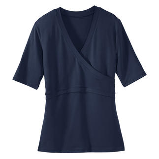 T-shirt à manches courtes bleu foncé enroulé sur fond blanc.