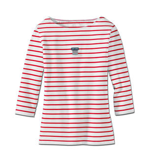 T-shirt blanc à rayures rouges avec un petit logo sur la poitrine