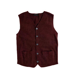 Gilet bordeaux avec boutons et poches sur fond blanc.
