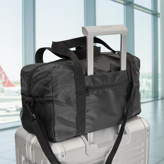 Sac de voyage pliable exclusif sur une valise à l'aéroport.