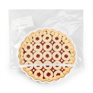Tarte dans un emballage transparent avec garniture aux fruits.