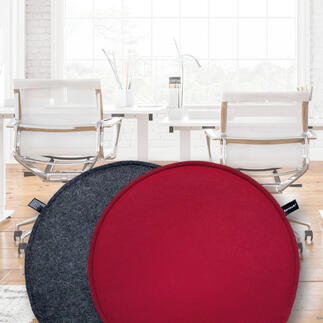 Deux coussins de siège ultraplats de différentes couleurs sur une table de bureau moderne.