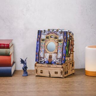CluePuzzle - Wonderbox of Alice sur une table avec des livres.