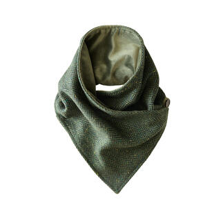 Écharpe Snood Celtic Tweed en vert olive, présentée dans une forme élégante et ouverte.