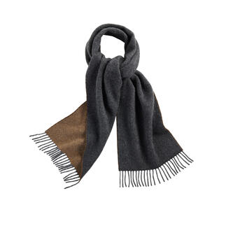 Écharpe en cachemire marron et gris drapée autour du cou