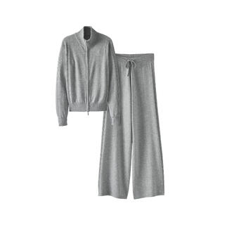 Costume en cachemire gris composé d'une veste et d'un pantalon sur fond blanc.