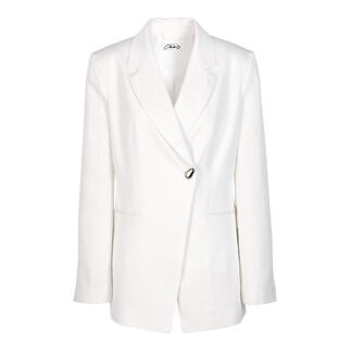 Vue de face d'un blazer en lin-lyocell blanc sur un fond blanc.