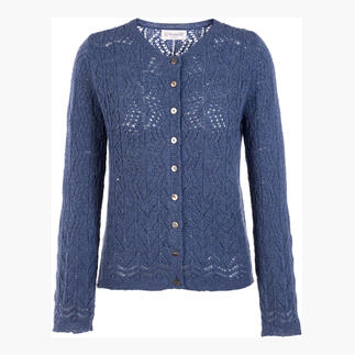 Cardigan Eribe Lace-Stitch violet avec boutons pris de front.