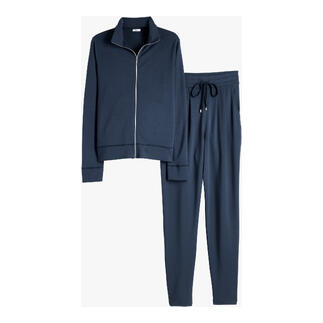Veste et pantalon en modal gris sur fond blanc.