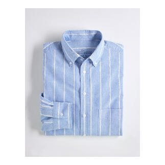 Chemise en oxford rayée bleu et blanche sur fond blanc.