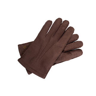 Gants en peccary marron sur fond blanc