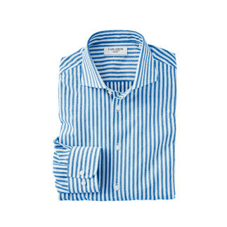 Chemise en tricot japonais rayée bleu clair et blanche pliée avec col ouvert.