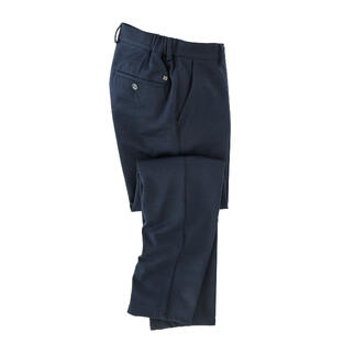 Détail d'un pantalon en laine de confort de haute qualité, marine avec poche.