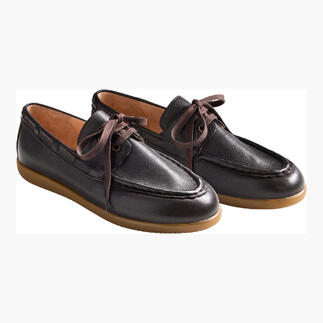 Chaussure bateau en cuir brun avec lacets en taille 36.
