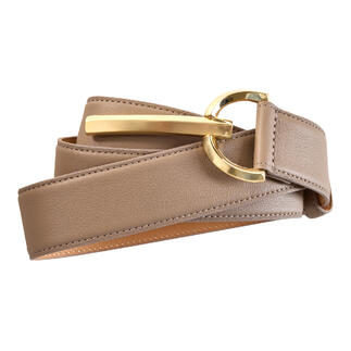 Ceinture en cuir beige avec boucle dorée.