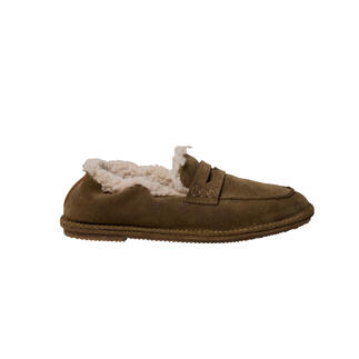 Mocassin en peau d'agneau marron en suède vu de côté.