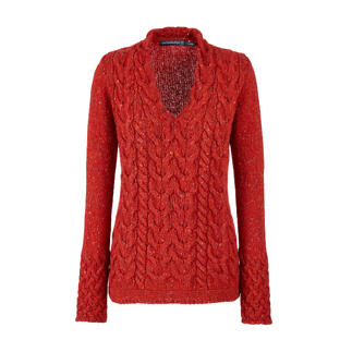 Pull en torsade Horseshoe Irelands Eye rouge avec col en V, vue de face