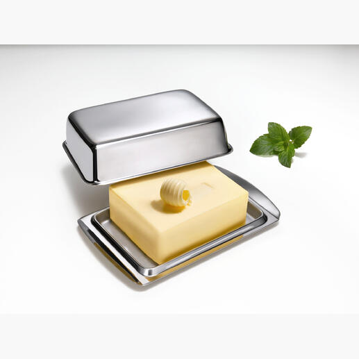 Beurrier en inox avec couvercle et morceau de beurre sur un fond blanc